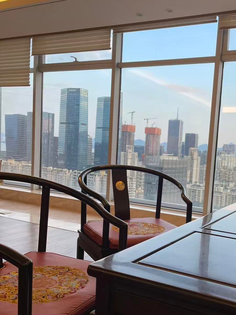 落地窗前的红木桌椅与城市景观